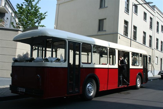 Oldtimer te huur: Berliet/Saviem SC10, Parijse Metrobus (cabrio)