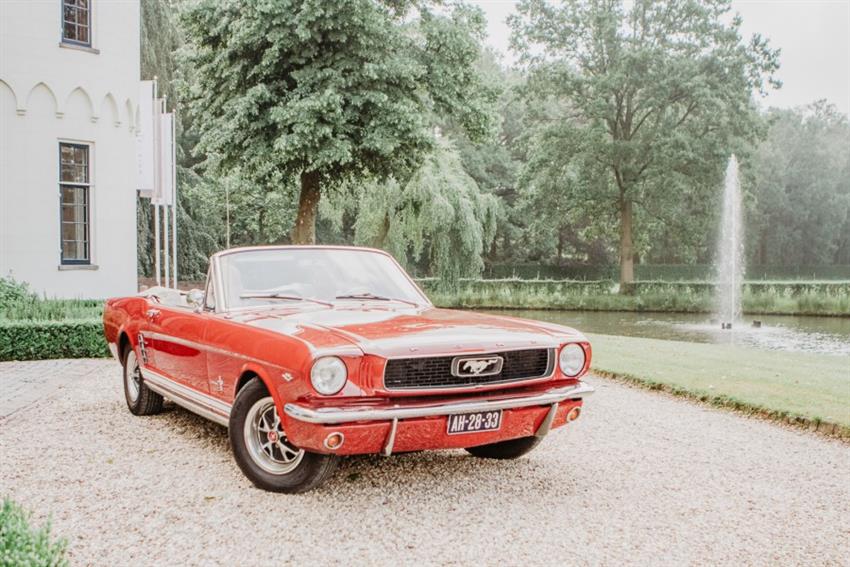 Oldtimer te huur: Ford Mustang rood