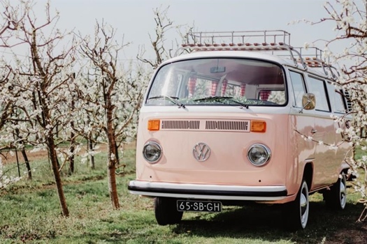 Volkswagen T2 bus perzikkleurig
