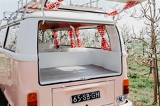 Volkswagen T2 bus perzikkleurig