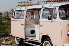 Volkswagen T2 bus perzikkleurig
