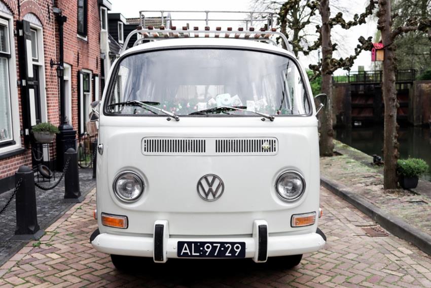 Oldtimer te huur: Volkswagen T2 bus wit