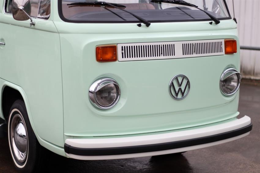 Oldtimer te huur: Volkswagen T2 bus pastelgroen