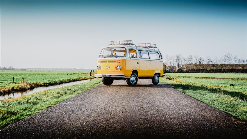 Oldtimer te huur: Volkswagen T2 bus geel