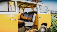 Volkswagen T2 bus geel