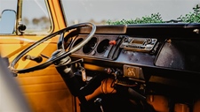 Volkswagen T2 bus geel