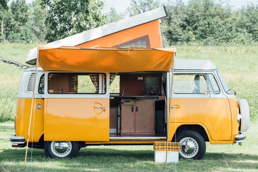 Oldtimer te huur: Volkswagen Camper oranje