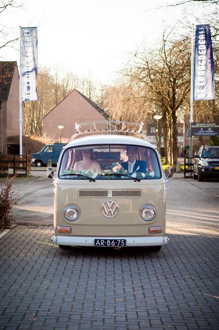 Oldtimer te huur: Volkswagen T2a Zandkleur