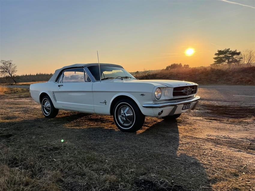 Oldtimer te huur: Ford Mustang convertible wit